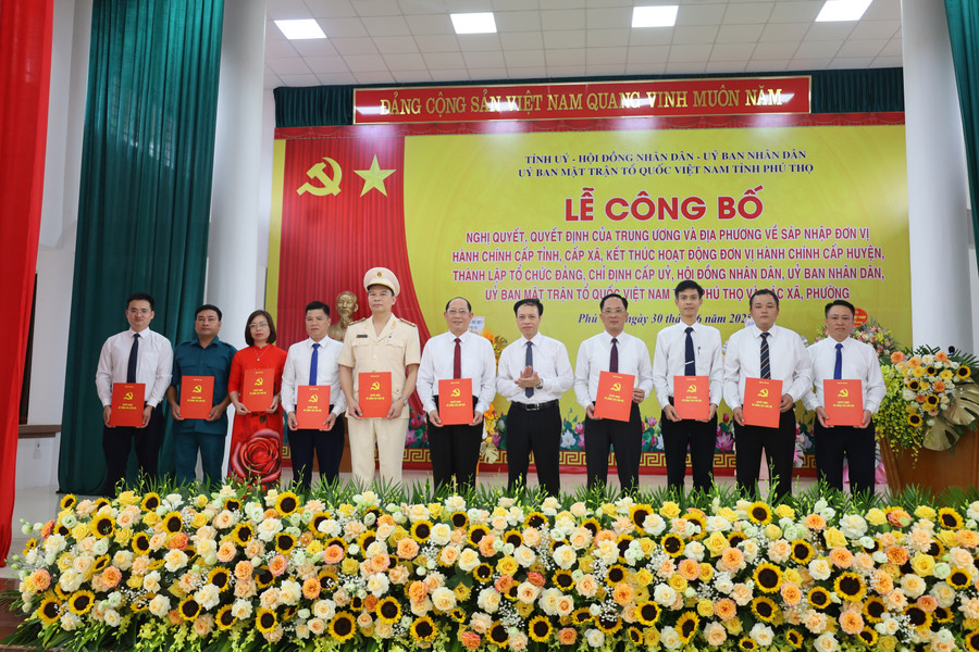 Trao các quyết định chỉ định thành viên Ban Thường vụ Đảng ủy xã Vĩnh Thành. img-7479.jpg