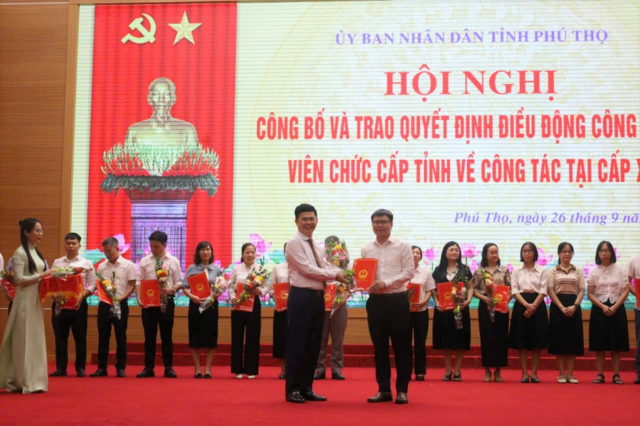 Ông Trần Việt CƯờng, Giám đốc Sở Nội vụ Phú Thọ trao Quyết định của Chủ tịch UBND tỉnh cho cán bộ về công tác tại cấp xã. snv.jpg