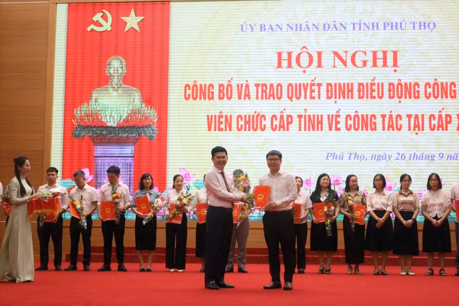 Ông Trần Việt Cường, Giám đốc Sở Nội vụ Phú Thọ trao Quyết định của Chủ tịch UBND tỉnh cho cán bộ về công tác tại cấp xã.