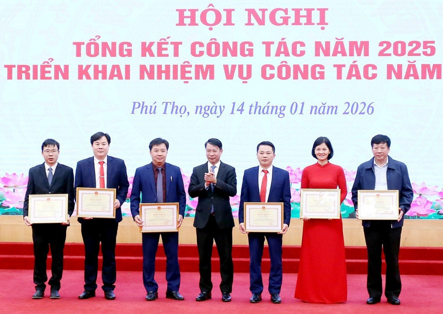 Phó Chủ tịch UBND tỉnh Phú Thọ trao Bằng khen của Bộ trưởng Bộ GD&ĐT cho các cá nhân.