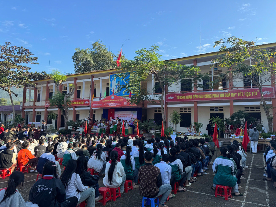 Học sinh Trường PTDTBT THCS Thu Ngạc được học tập trong ngôi trường khang trang.