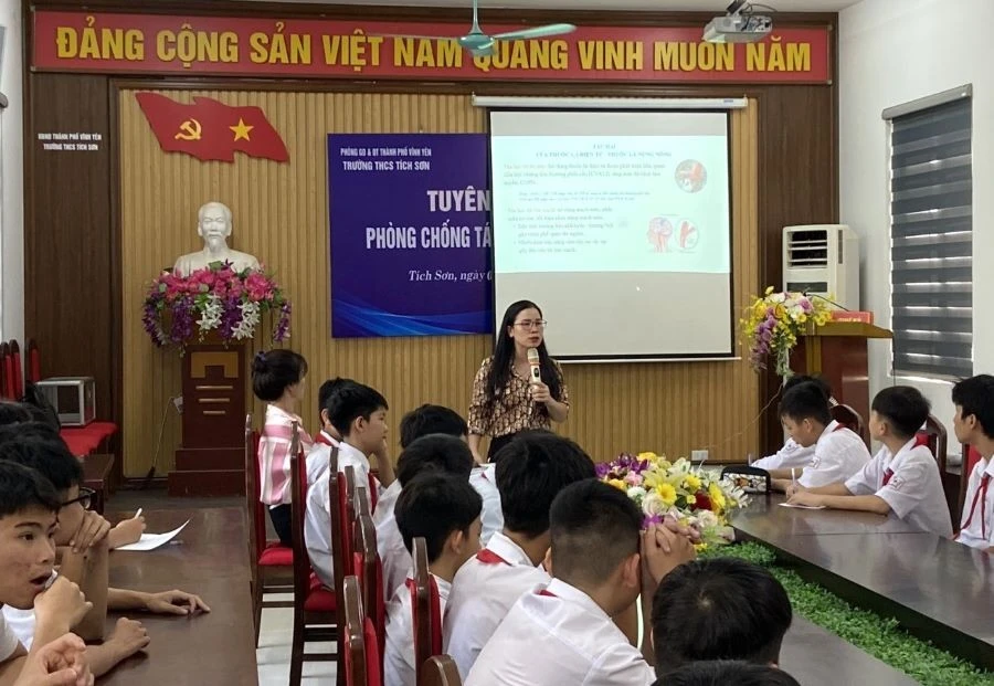 Tuyên truyền phòng chống tác hại của thuốc lá tại Trường THCS Tích Sơn (TP Vĩnh Yên).