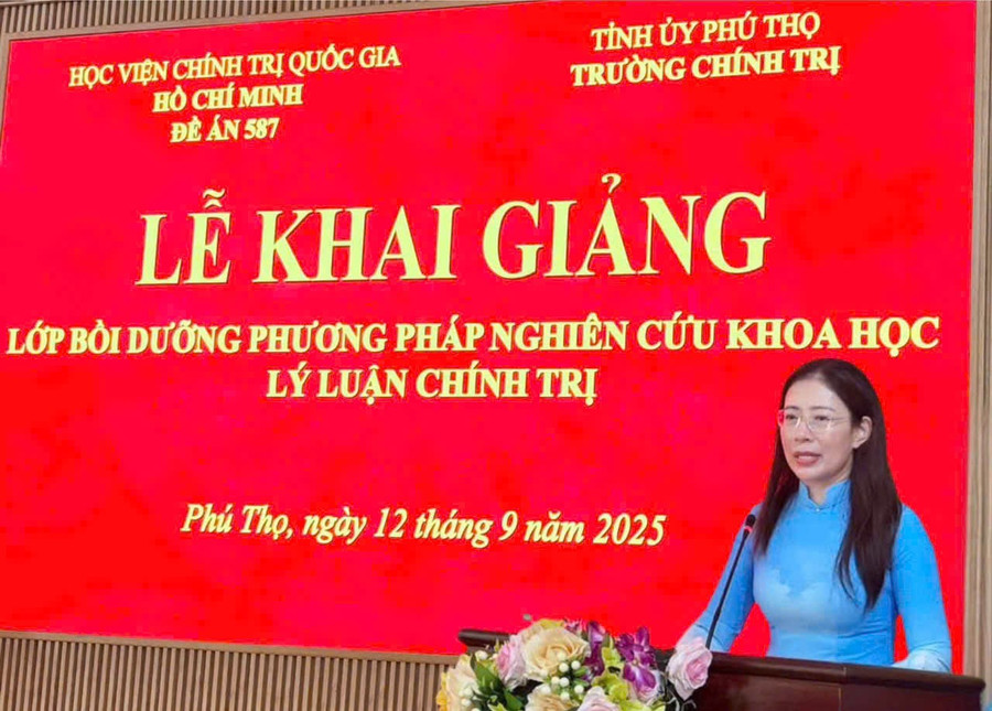 Tiến sĩ Bùi Thị Kim Tuyến, Tỉnh uỷ viên, Bí thư Đảng ủy, Hiệu trưởng nhà trường phát biểu khai giảng lớp bồi dưỡng phương pháp nghiên cứu khoa học cho giảng viên Trường Chính trị tỉnh Phú Thọ. ct0.jpg