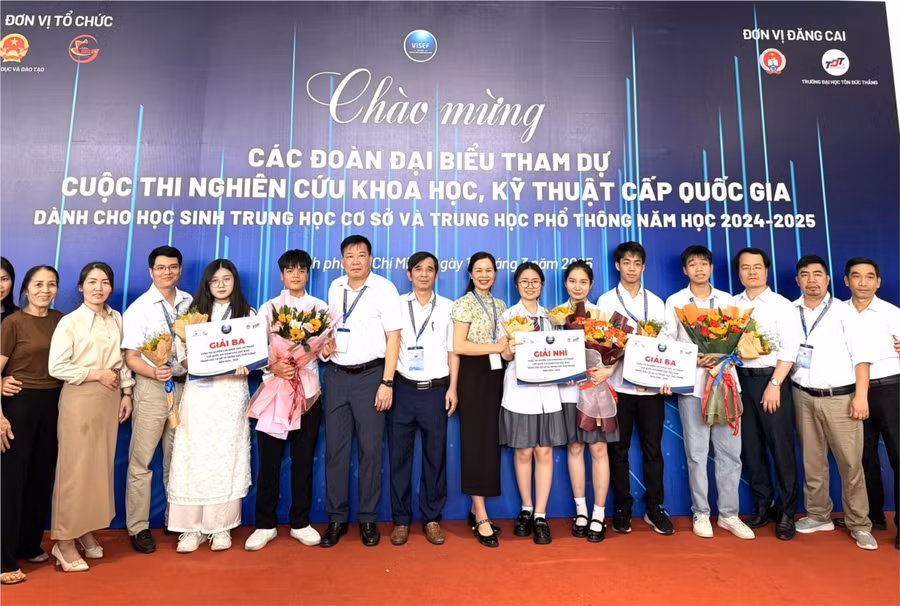 Thầy và trò tỉnh Vĩnh Phúc trong buổi lễ nhận giải. Ảnh: Phạm Quốc Toản