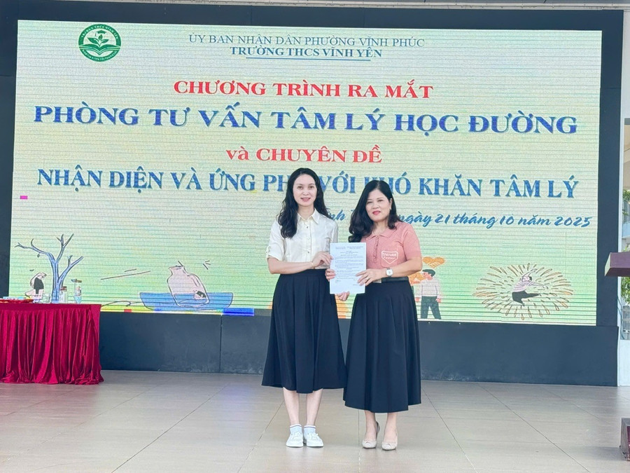 Hiệu trưởng Triệu Thị Thanh Hà (bìa phải) trao Quyết định thành lập Tổ công tác tư vấn học đường và Công tác xã hội năm học 2025-2026.