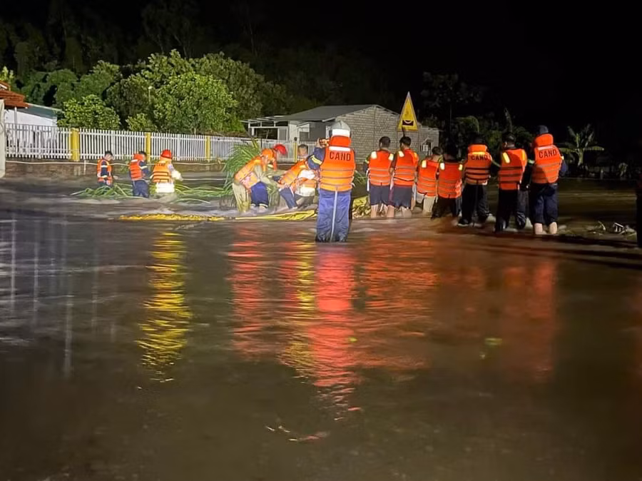 Công an giải cứu người bị mắc kẹt do mưa lũ ở Vĩnh Phúc.