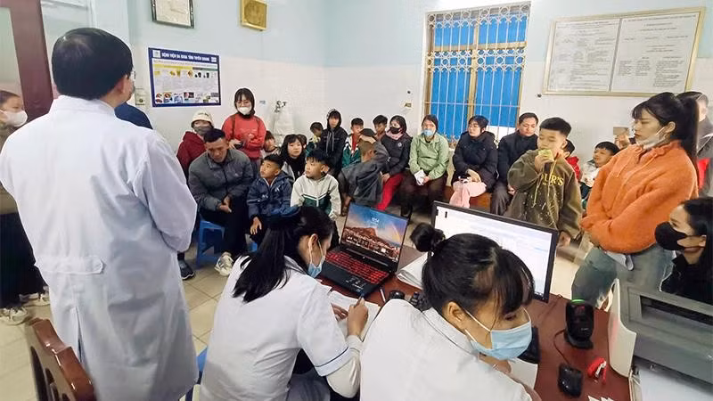 Bệnh viện đa khoa tỉnh Tuyên Quang tiếp nhận các trường hợp nghi bị ngộ độc.