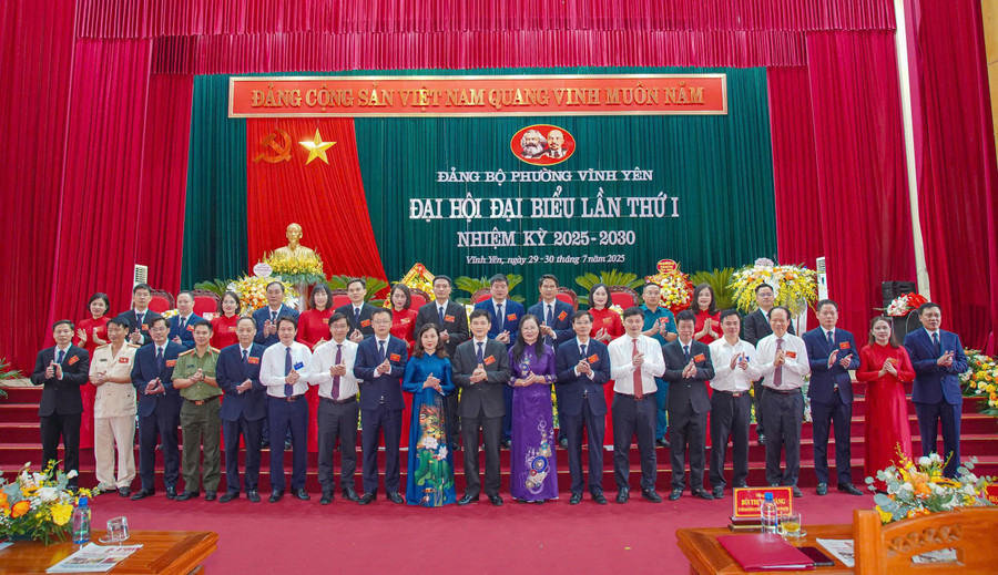 Đại biểu chụp ảnh lưu niệm cùng BCH Đảng bộ phường Vĩnh Yên nhiệm kỳ 2025-2030. chup-anh.jpg