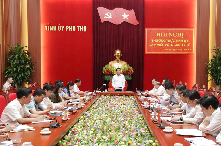 Quang cảnh hội nghị Thường trực Tỉnh ủy làm việc với ngành Y tế Phú Thọ.