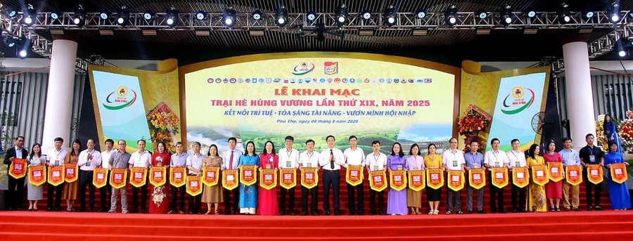 Ban tổ chức tặng cờ lưu niệm cho đại diện các trường tham gia Trại hè Hùng Vương.