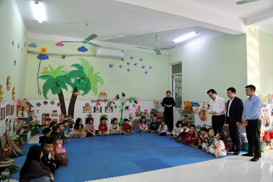 Đoàn kiểm tra của Ban Chỉ đạo xây dựng xã hội học tập, phổ cập giáo dục, xóa mù chữ tỉnh Phú Thọ kiểm tra thực tế công tác chăm sóc, giáo dục trẻ tại Trường Mầm non Tân Vinh, xã Lương Sơn. Ảnh: Thùy Anh