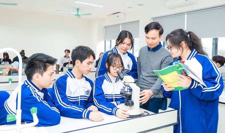 Học sinh Trường THPT Chuyên Vĩnh Phúc say mê thực hành trong phòng thí nghiệm hiện đại.