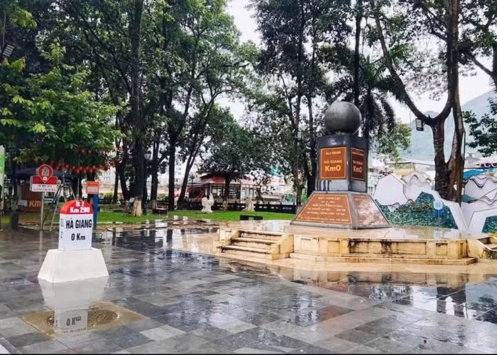 2 cột mốc Hà Giang 0 Km.