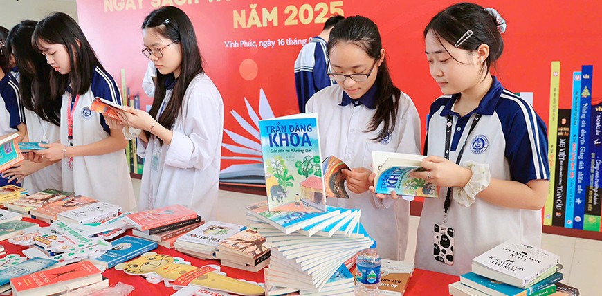 Học sinh Trường THPT Chuyên Vĩnh Phúc tham gia Ngày Sách và Văn hóa đọc Việt Nam 2025.