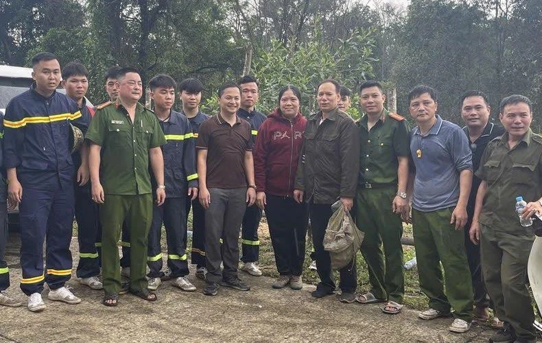 Vợ chồng anh Ron được cơ quan chức năng giải cứu an toàn.