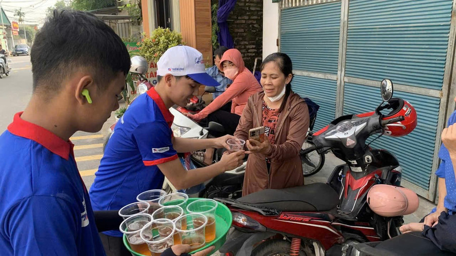 Phụ huynh được lực lượng tiếp sức mùa thi quan tâm mời nước. tn3.jpg