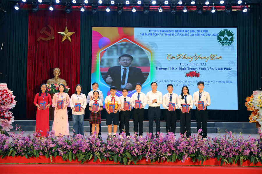 Phó Giám đốc Sở GD&ĐT cùng Bí thư Tỉnh đoàn Vĩnh Phúc khen thưởng giáo viên, học sinh đạt giải Nhất quốc gia cuộc thi Học sinh, sinh viên với ý tưởng khởi nghiệp năm 2025. 164a1036.jpg
