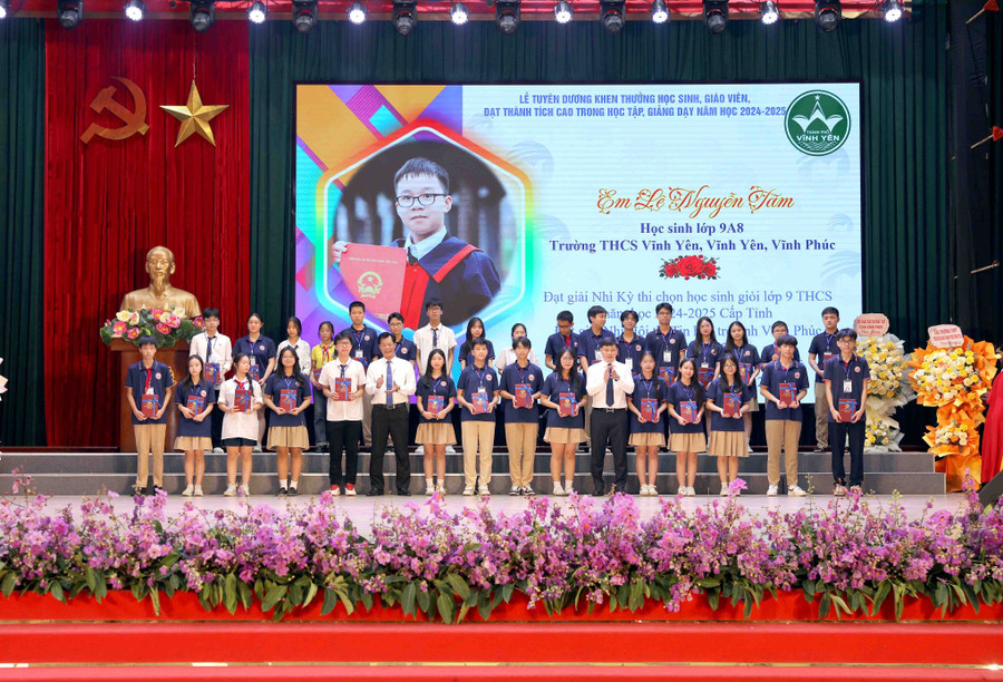 Lãnh đạo Thành ủy Vĩnh Yên khen thưởng học sinh có thành tích xuất sắc năm học 2024-2025. 164a1046.jpg