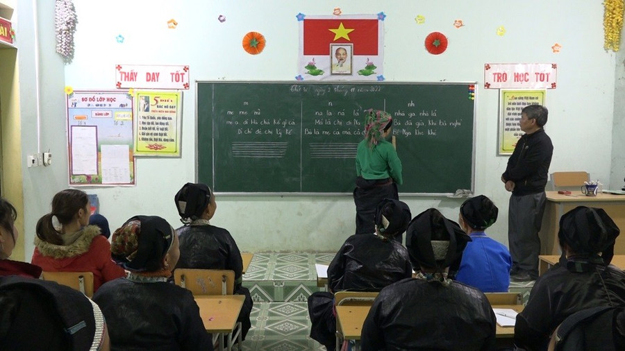 Buổi tối ở lớp học xóa mù chữ thôn Vai Lũng, xã Nấm Dẩn, tỉnh Tuyên Quang.