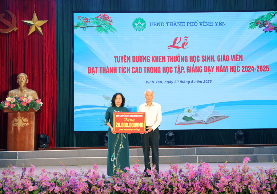 Quỹ Khuyến học tỉnh trao tặng số tiền 20 triệu đồng đến ngành GD thành phố Vĩnh Yên. 164a0999.jpg