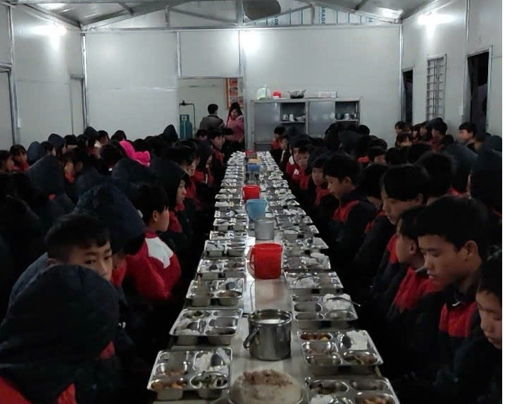 Nhà ăn bán trú của nhà trường chỉ khoảng 100m. 3-nha-an.jpg