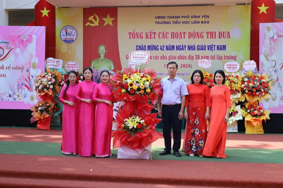 Lãnh đạo phường Liên Bảo tặng hoa chúc mừng nhà trường.