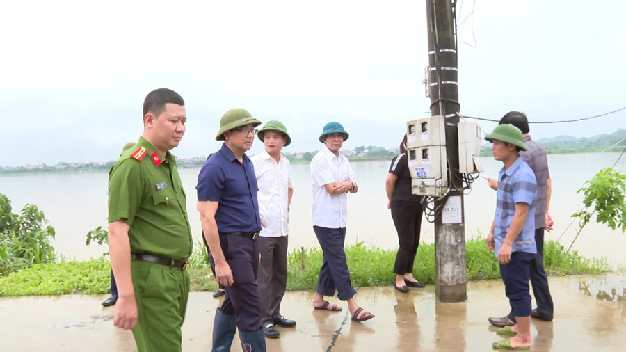 Lãnh đạo huyện Thanh Thủy kiểm tra sau bão số 3.