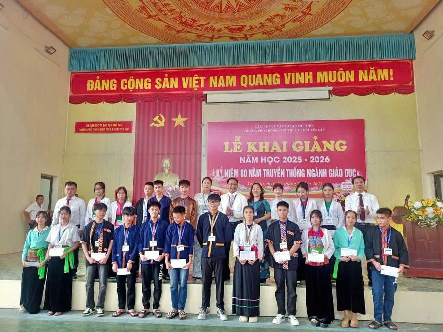 Hình ảnh tại lễ khai giảng năm học mới của Trường Phổ thông DTNT THCS&THPT Yên Lập (Phú Thọ). yen-lap.jpg