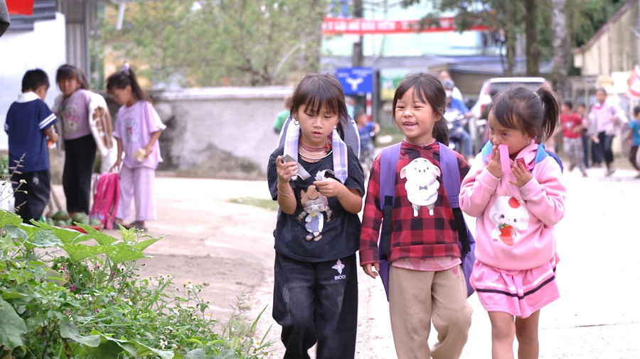 Hành trình đến trường của các em nhở Trường Tiểu học và THCS Pà Cò, tỉnh Phú Thọ.