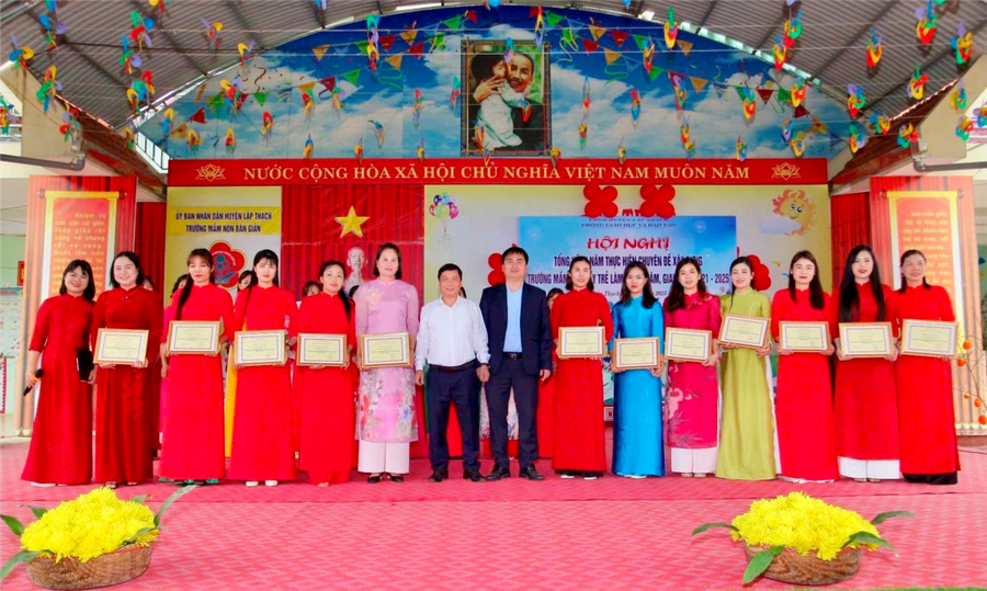 Lãnh đạo Phòng GD&ĐT huyện Lập Thạch trao Giấy chứng nhận cho các giáo viên có thành tích xuất sắc trong thực hiện chuyên đề. Ảnh: Hà Hậu