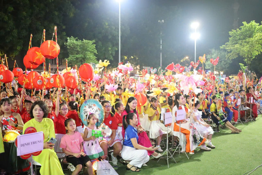 Thiếu nhi phường Vĩnh Phúc hào hứng với chương trình văn nghệ. tt01.jpg