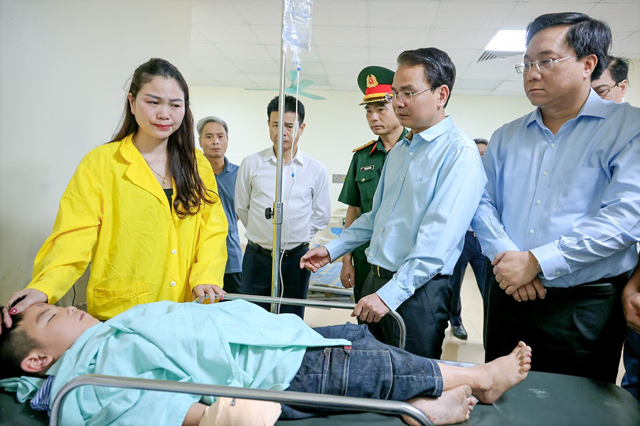 Lãnh đạo tỉnh Vĩnh Phúc thăm hỏi, động viên hành khách bị thương.