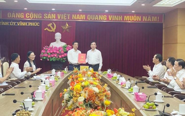 Ông Nguyễn Văn Huyến - Giám đốc Sở GD&ĐT (bên trái) được điều động, bổ nhiệm giữ chức Chánh Văn phòng Tỉnh ủy Vĩnh Phúc.