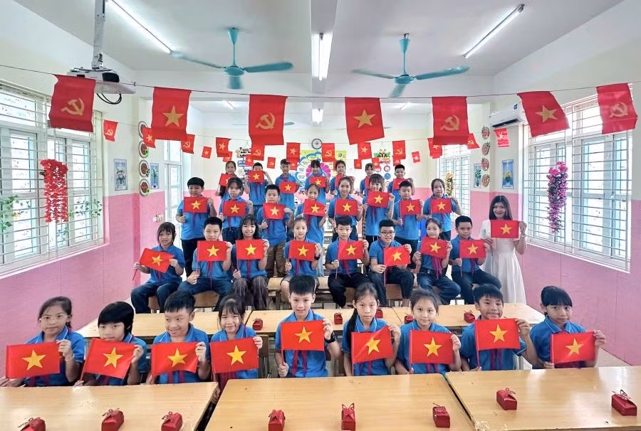 Cô và trò lớp 4A1 Trường Tiểu học Cao Xá (xã Bản Nguyên) vui ngày tựu trường với cờ đỏ sao vàng chào mừng 80 năm Quốc khánh 2/9.