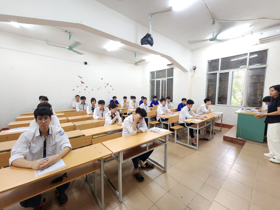 Thí sinh vào phòng thi tại điểm thi Trường THPT Trần Phú (Vĩnh Yên). 20250626-065916.jpg