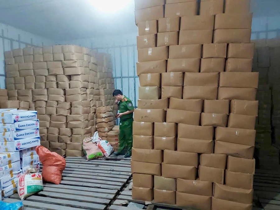 Cơ quan chức năng phát hiện trong kho hàng kinh doanh thực phẩm đông lạnh Dân Huế có chứa hơn 23 tấn thực phẩm đông lạnh. Ảnh: Công an Hà Giang