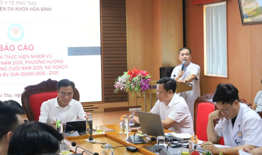 Giám đốc Bệnh viện Đa khoa Hòa Bình -Nguyễn Hoàng Diệu báo cáo tại buổi làm việc. bv.jpg