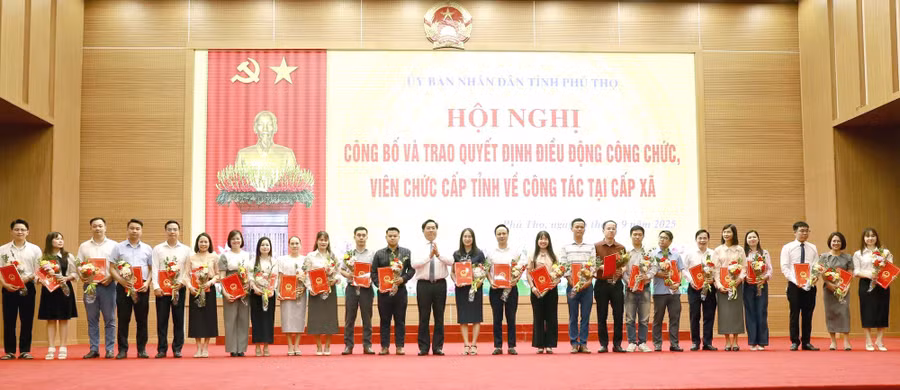 Chủ tịch UBND tỉnh Phú Thọ Trần Duy Đông trao quyết định và tặng hoa cho công chức, viên chức cấp tỉnh được điều động về công tác tại cấp xã.