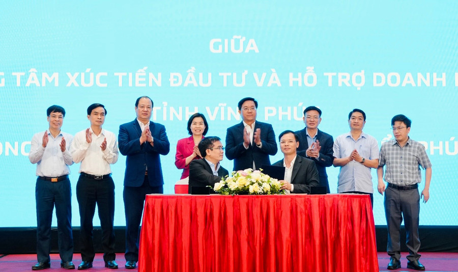Chủ tịch UBND tỉnh Vĩnh Phúc Trần Duy Đông và các đại biểu chứng kiến lễ ký kết thỏa thuận hợp tác giữa Trung tâm Xúc tiến đầu tư và Hỗ trợ doanh nghiệp tỉnh và Công ty cổ phần đầu tư Phú Hưng. (Ảnh: Chu Kiều)