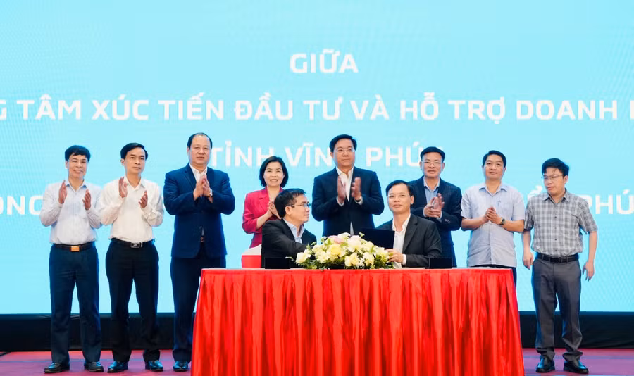 Chủ tịch UBND tỉnh Vĩnh Phúc Trần Duy Đông và các đại biểu chứng kiến lễ ký kết thỏa thuận hợp tác giữa Trung tâm Xúc tiến đầu tư và Hỗ trợ doanh nghiệp tỉnh và Công ty cổ phần đầu tư Phú Hưng. (Ảnh: Chu Kiều)