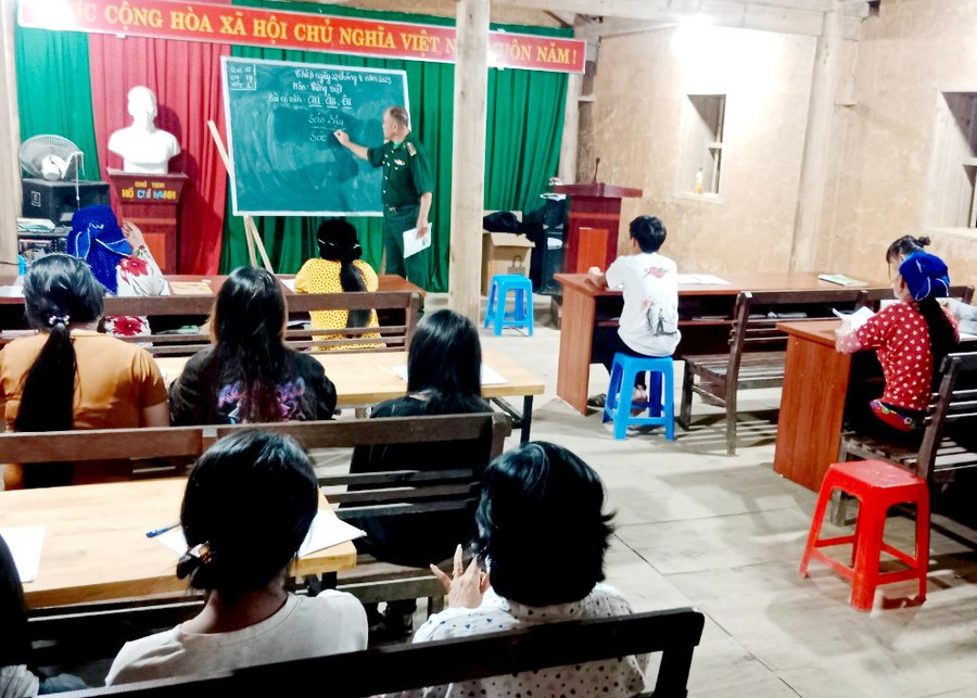 Thầy giáo Hùng Minh Phương giảng bài cho các em học sinh tại tỉnh Hà Giang cũ (nay là Tuyên Quang). Ảnh: Trọng Toan