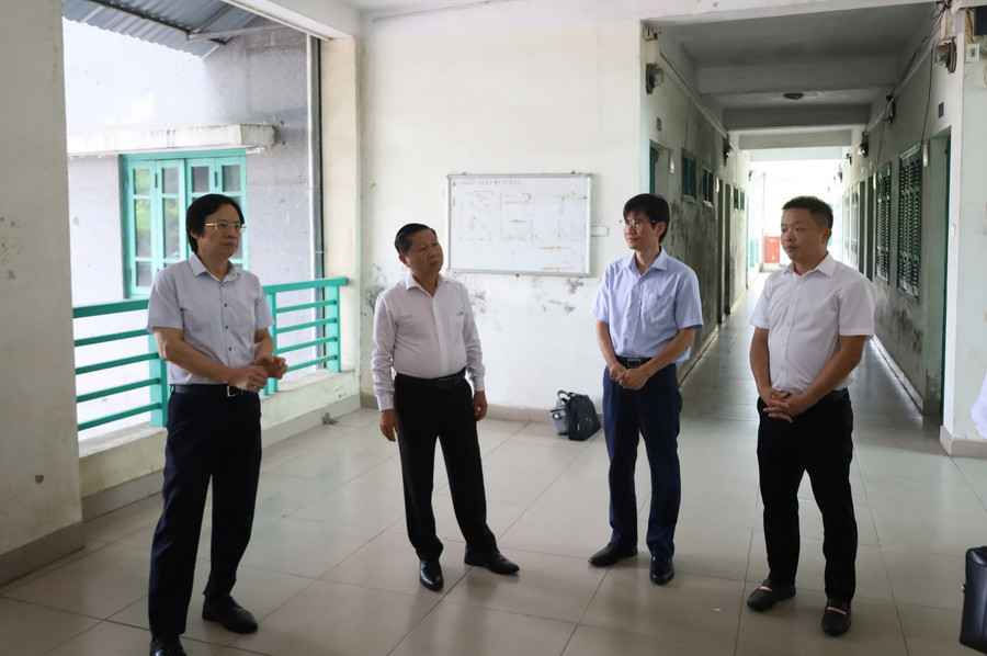 Thứ trưởng Lê Tấn Dũng (thứ 2 từ trái qua) cùng lãnh đạo Trường ĐHSP Hà Nội 2 khảo sát tại khu ký túc xá S4. 1000033275.jpg