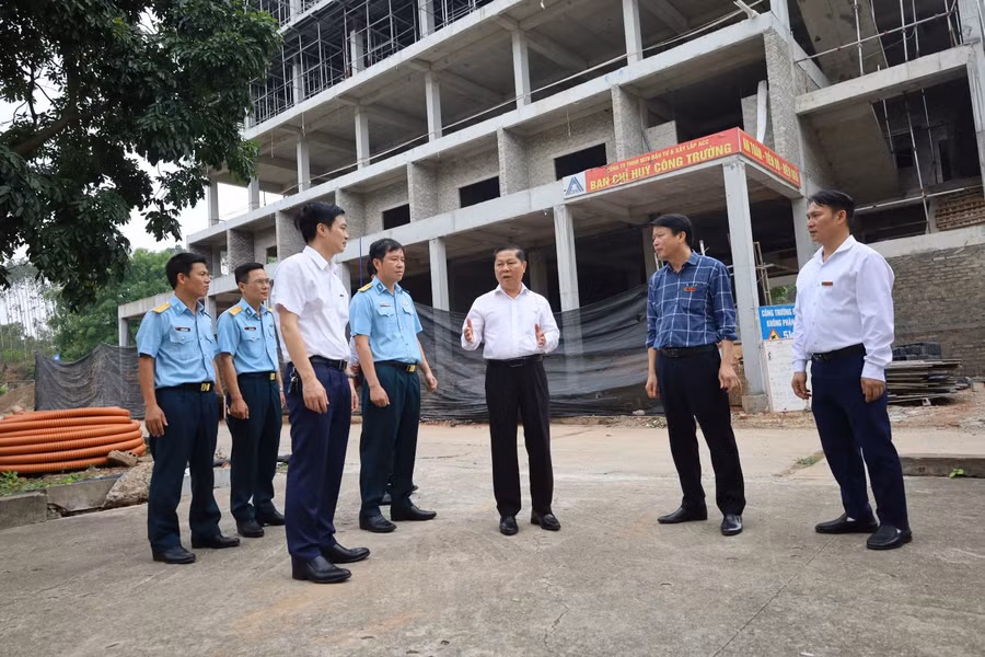 Thứ trưởng Lê Tấn Dũng kiểm tra tại Trường Cao đẳng nghề Việt Xô.