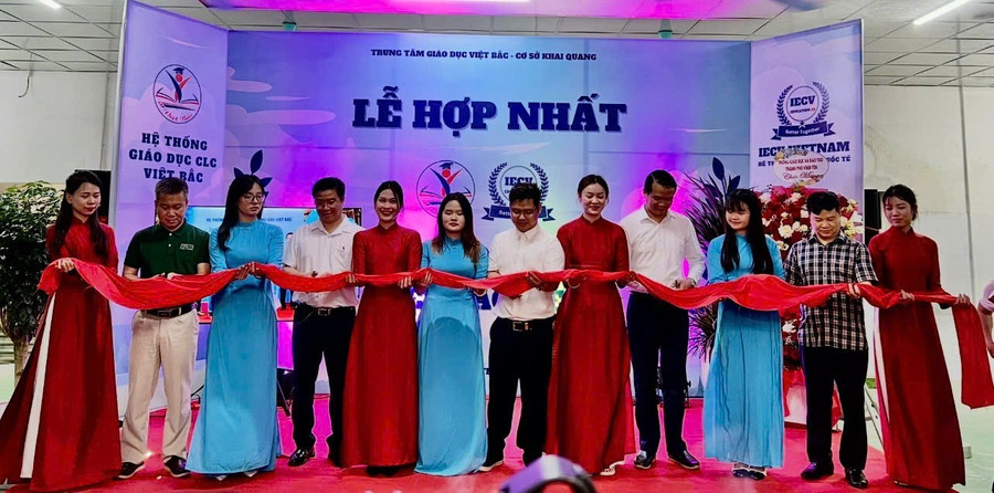 Cắt băng lễ hợp nhất hai trung tâm giáo dục thành Hệ thống giáo dục chất lượng cao Việt Bắc – IECV. 1000033279.jpg