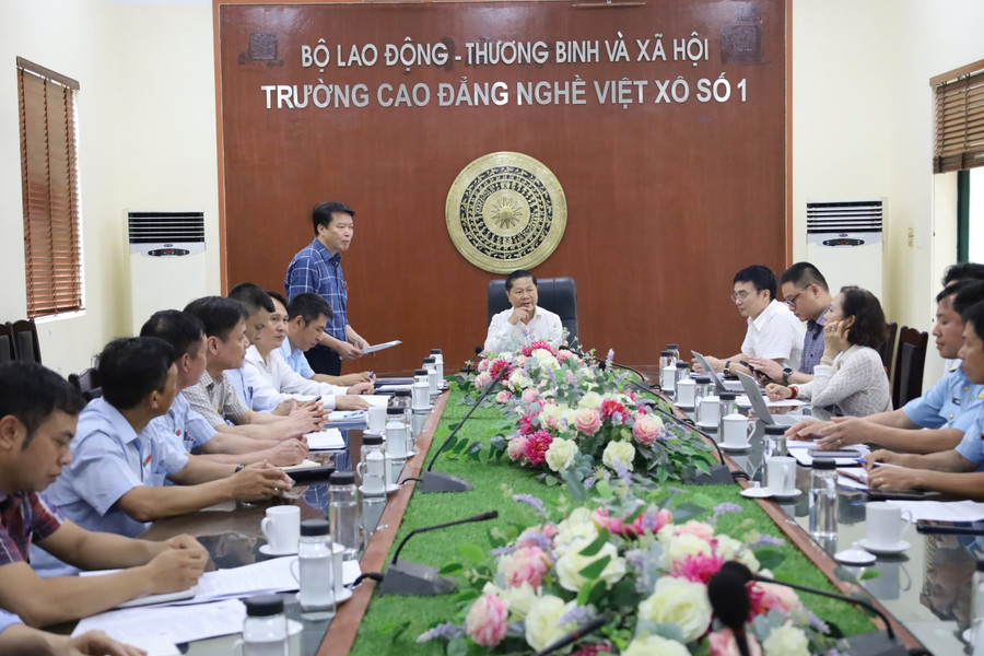 Hiệu trưởng Trường CĐ nghề Việt Xô số 1 thông tin tới đoàn công tác. 1000033273.jpg