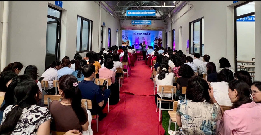 Buổi lễ ra mắt với nhiều phụ huynh, học sinh tham dự. 1000033278.jpg