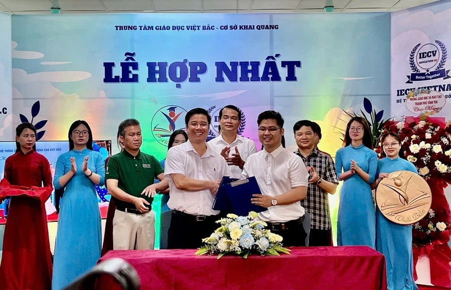 Đại diện hai đơn vị kí kết biên bản hợp nhất.