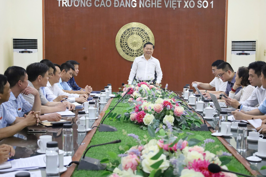 Thứ trưởng Nguyễn Tấn Dũng làm việc với Trường CĐ nghề Việt Xô số 1. 1000033272.jpg
