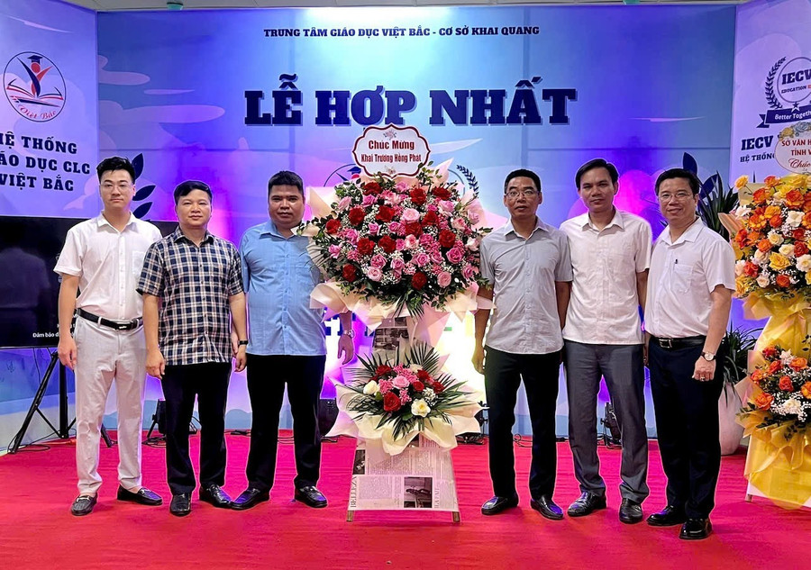 Các đại biểu tặng hoa chúc mừng. 1000033280.jpg