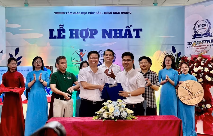 Đại diện hai đơn vị kí kết biên bản hợp nhất.